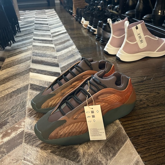 Yeezy Other - YEEZY YZY 700 V3